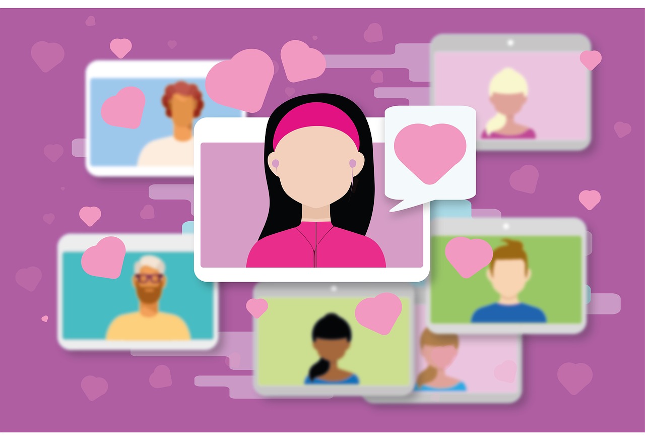 Como fazer tráfego pago no Instagram: empreendedora criando conteúdo para anúncios no notebook e no celular