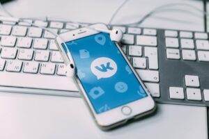 CPM marketing digital: computador e smartphone exibindo redes sociais usadas para veicular anúncios cobrados por mil impressões