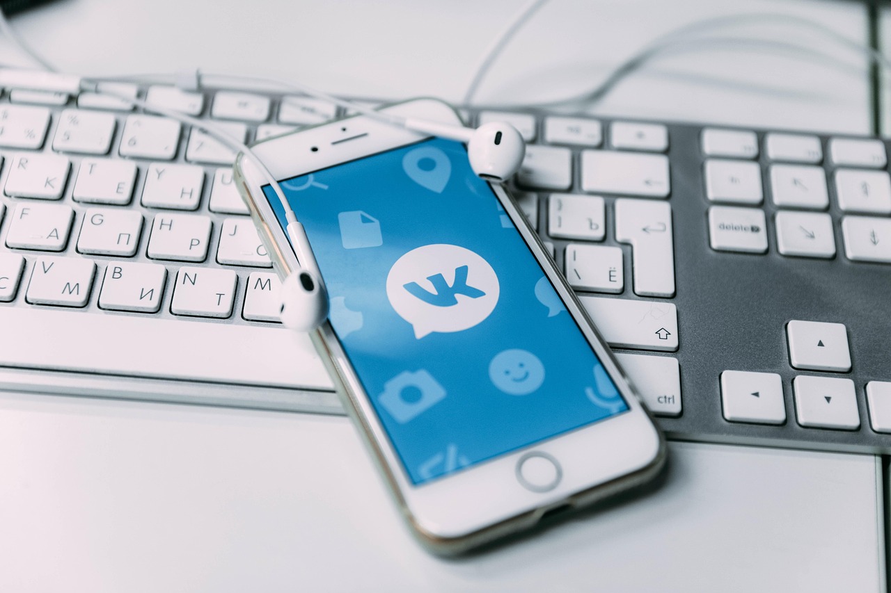 CPM marketing digital: computador e smartphone exibindo redes sociais usadas para veicular anúncios cobrados por mil impressões