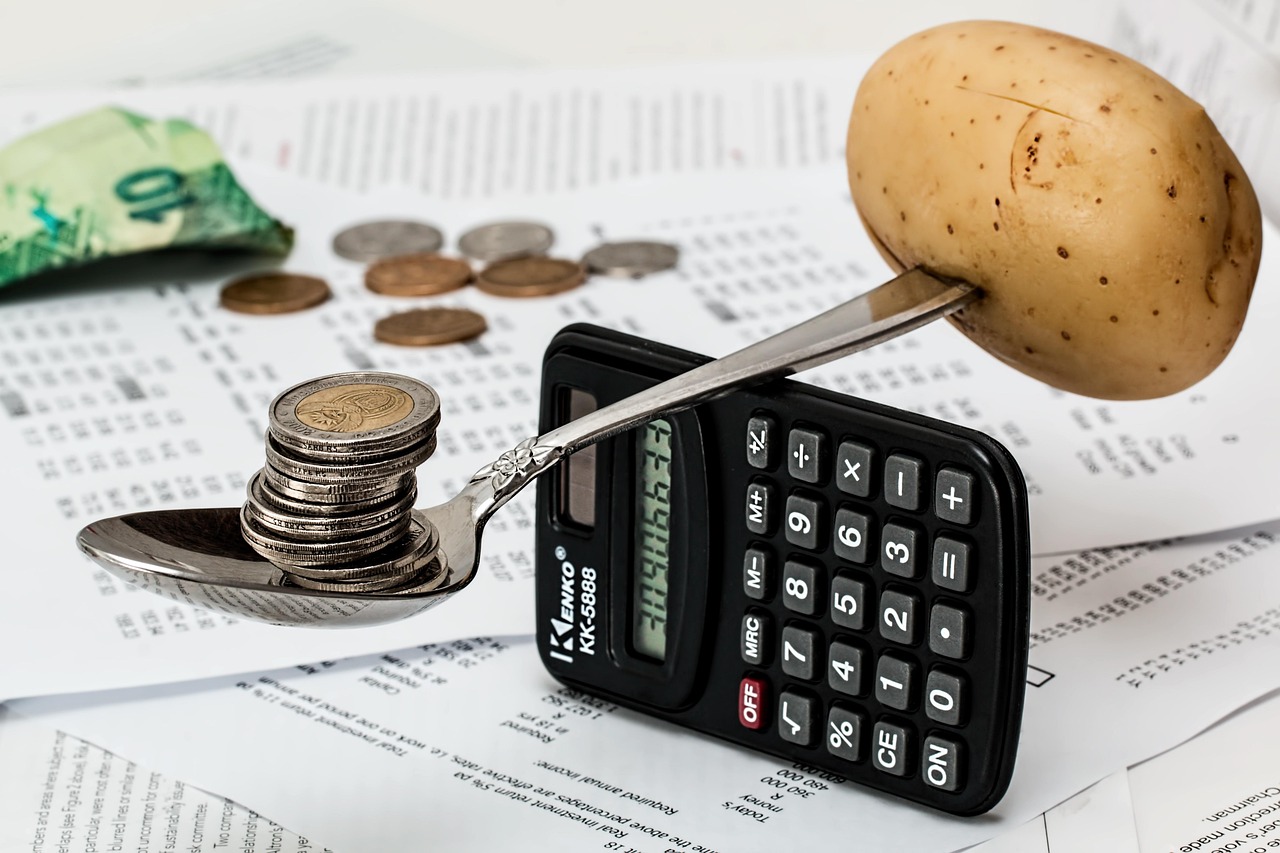 CPM marketing digital na prática: moedas e calculadora representando o planejamento do orçamento de mídia paga da empresa