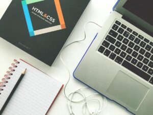 Profissional trabalhando na criação de sites em Brasília em um notebook com código HTML na tela