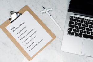 Hospedagem de sites com domínio: pesquisa de nome de domínio no computador para registrar o endereço do site da empresa
