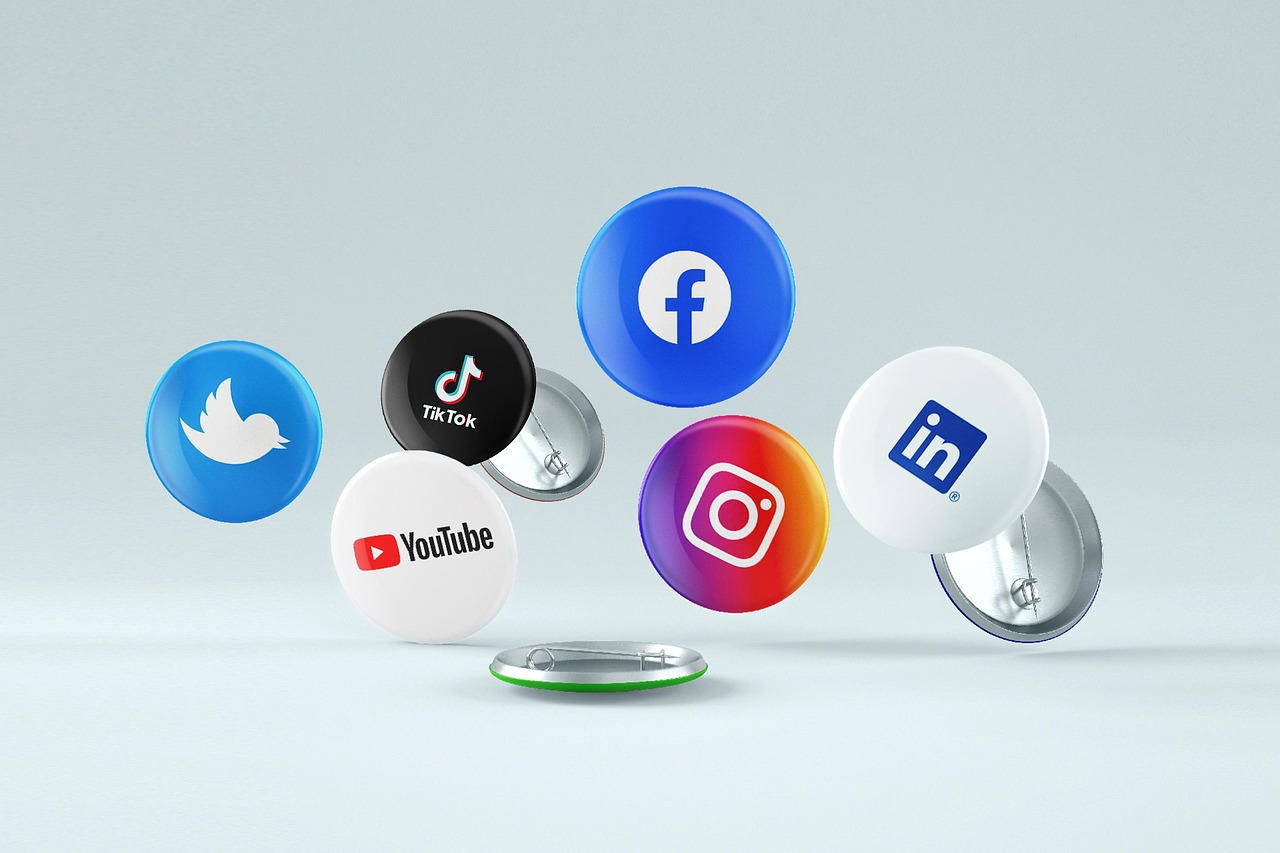 Marketing de influência exemplo em diferentes plataformas: Instagram, YouTube, TikTok e LinkedIn