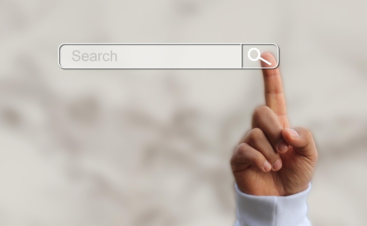 Meta description o que é na prática: lupa sobre a barra de pesquisa do Google mostrando o resultado de busca