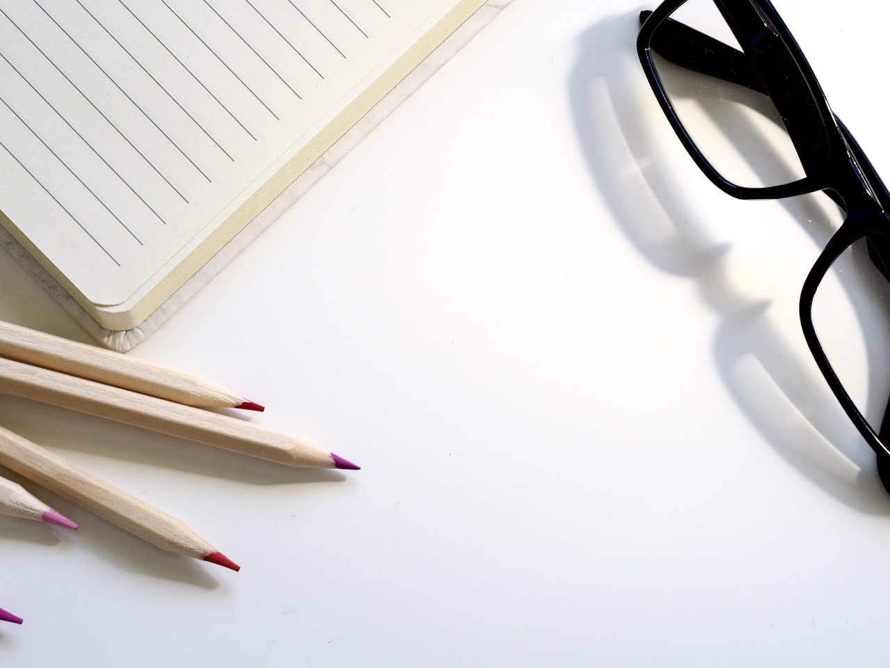 O que é copywriting: caderno e lápis na mesa de trabalho representando o rascunho de um texto de vendas