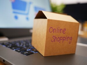 O que é Google Shopping: cliente fazendo compra online em loja virtual com carrinho de compras digital