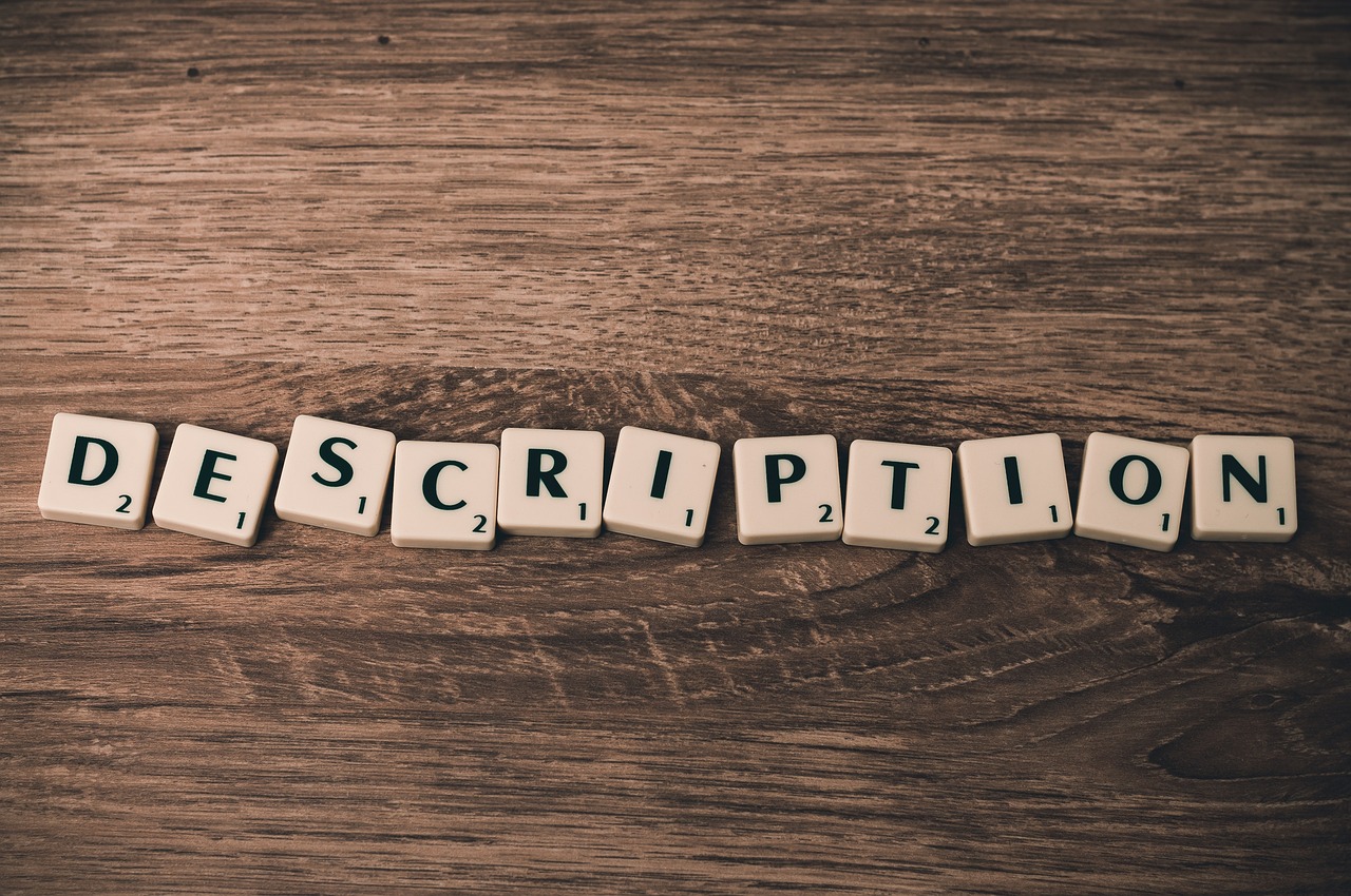 O que é marketing de conteúdo: ícones de blog, artigos e palavras-chave representando a produção de conteúdo para atrair clientes