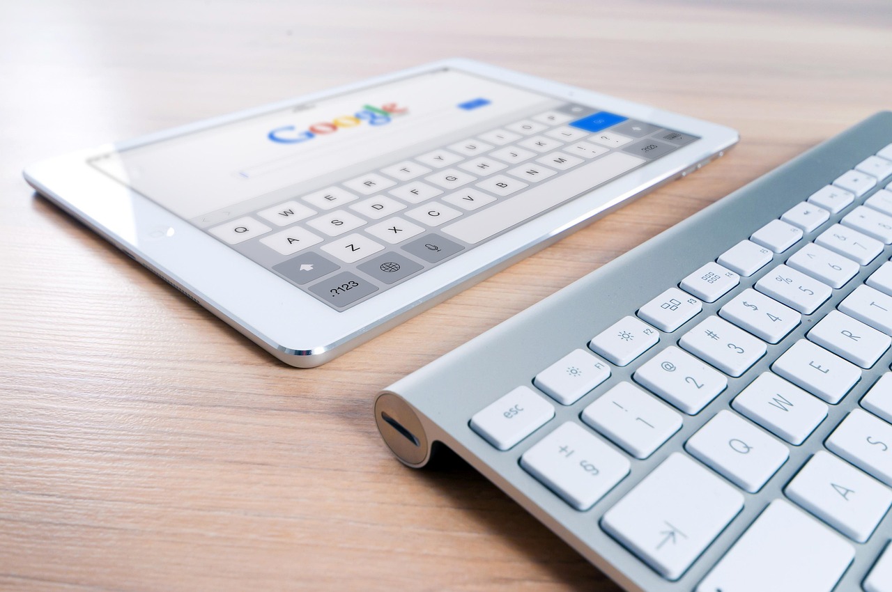 Tablet com busca no Google ilustrando o passo a passo de como aplicar marketing de conteúdo na prática