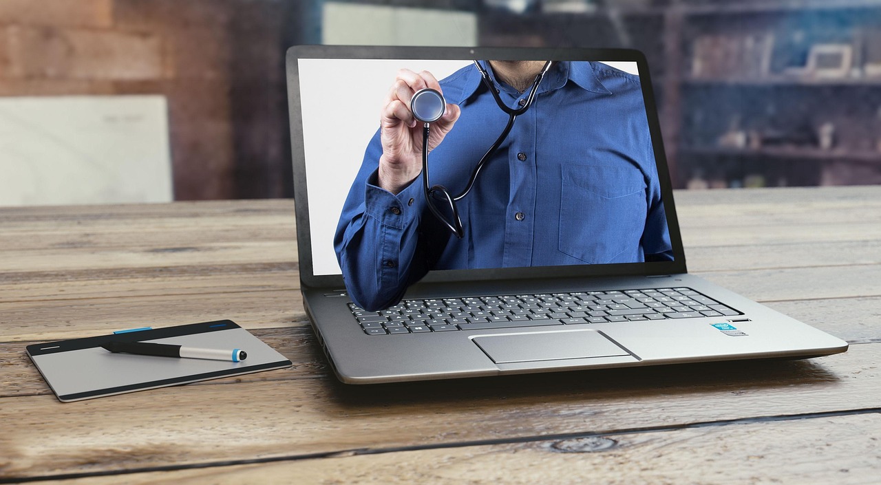 O que é SEO para médicos: médico em consulta online no notebook, atendendo pacientes que o encontraram no Google