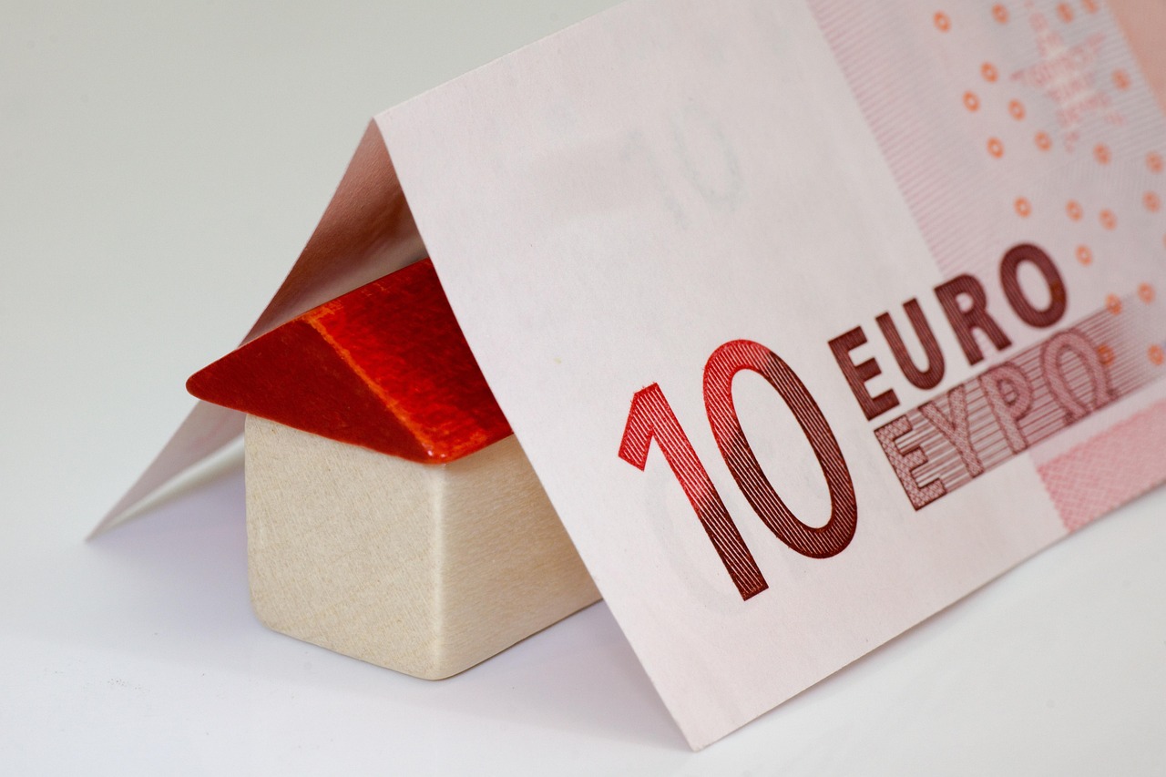 O que é ticket médio: calculadora e dinheiro ilustrando a divisão do faturamento total pelo número de vendas