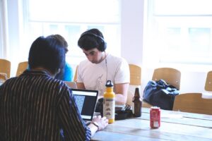 PageSpeed Insights o que é: equipe analisando o desempenho de um site no computador