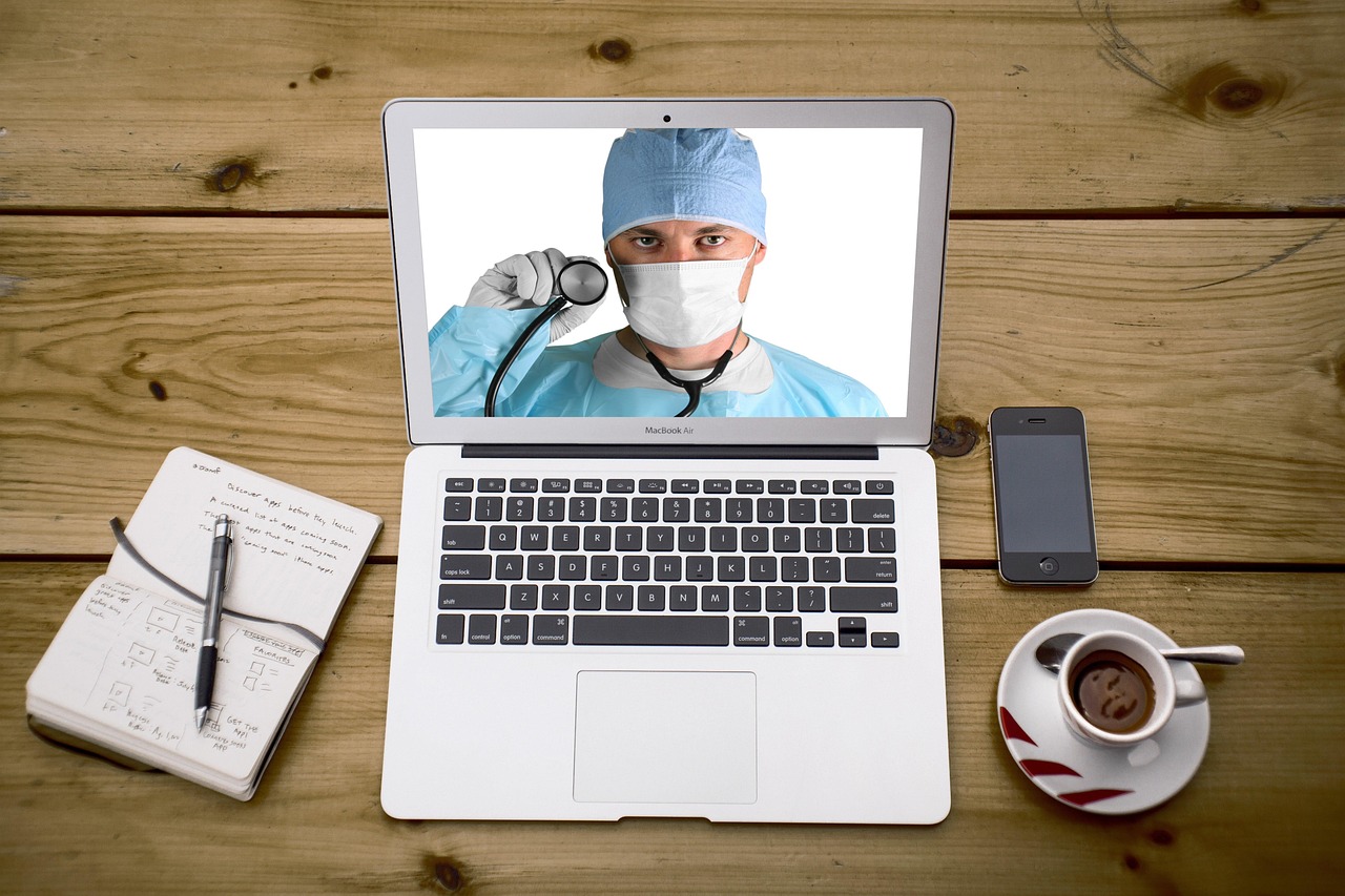 Perguntas e respostas sobre SEO para médicos: consulta virtual com notebook e estetoscópio