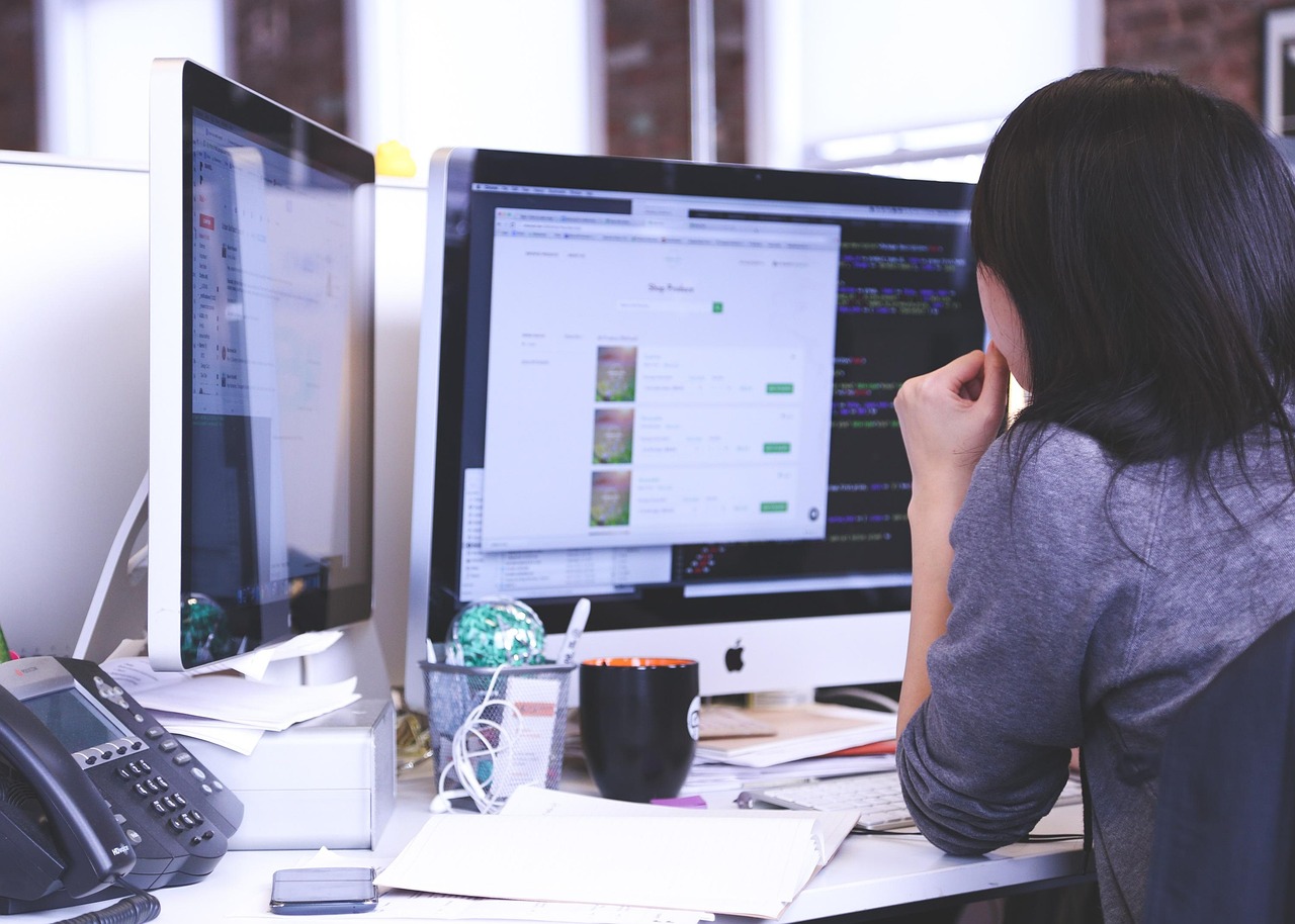Equipe de uma empresa discutindo dúvidas frequentes sobre o que é subdomínio e SEO
