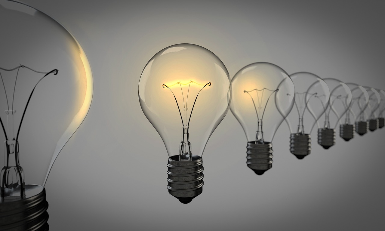 Perguntas e respostas sobre o que é copywriting: lâmpadas acesas simbolizando ideias para textos persuasivos