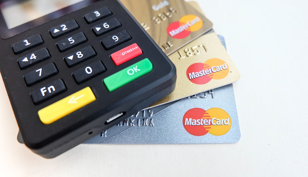 Terminal de pagamento representando as formas de pagamento aceitas por uma plataforma de ecommerce