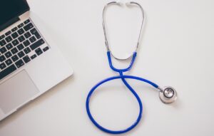 SEO para médicos: estetoscópio sobre notebook representando a presença digital do consultório no Google