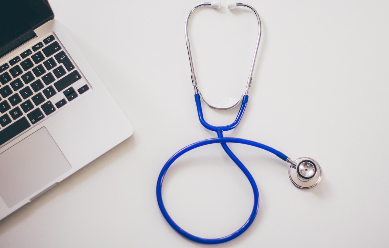 SEO para médicos: estetoscópio sobre notebook representando a presença digital do consultório no Google