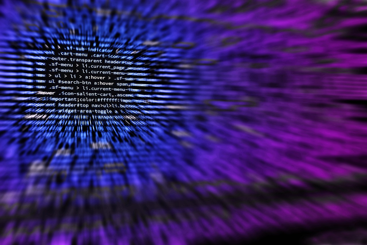 Tela de código exibindo linhas de programação, representando técnicas de black hat seo como cloaking, keyword stuffing e redes de links artificiais