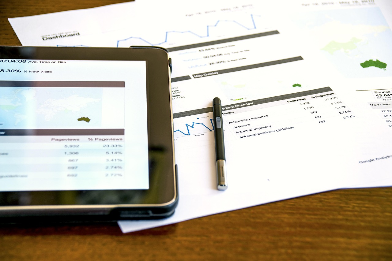 Tempo de permanência no GA4: gestor analisando gráficos de engajamento e métricas de desempenho do site