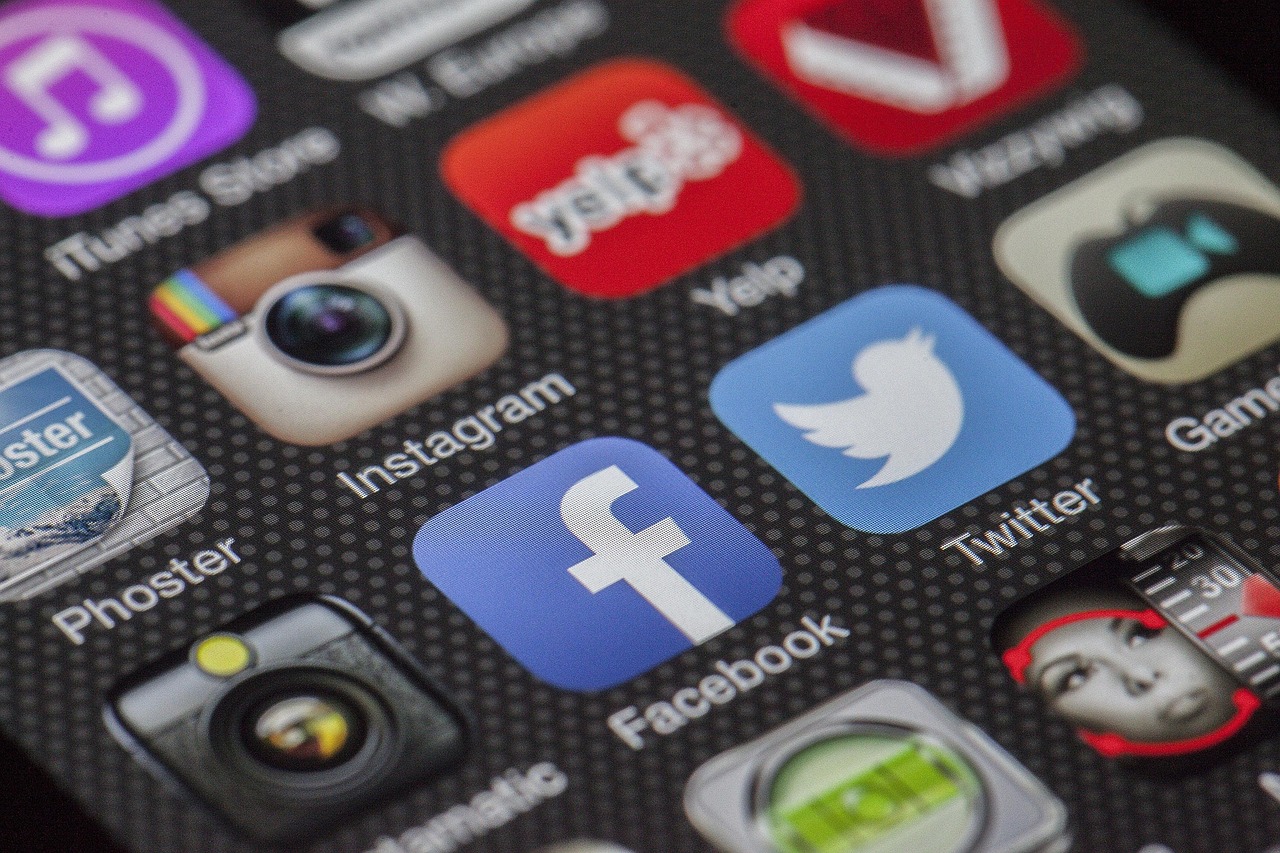 Tráfego pago no Instagram: celular com aplicativos de redes sociais, onde os anúncios aparecem para o público